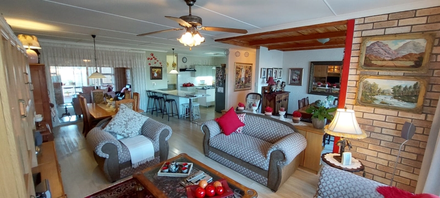 5 Bedroom Property for Sale in Wavecrest Eastern Cape